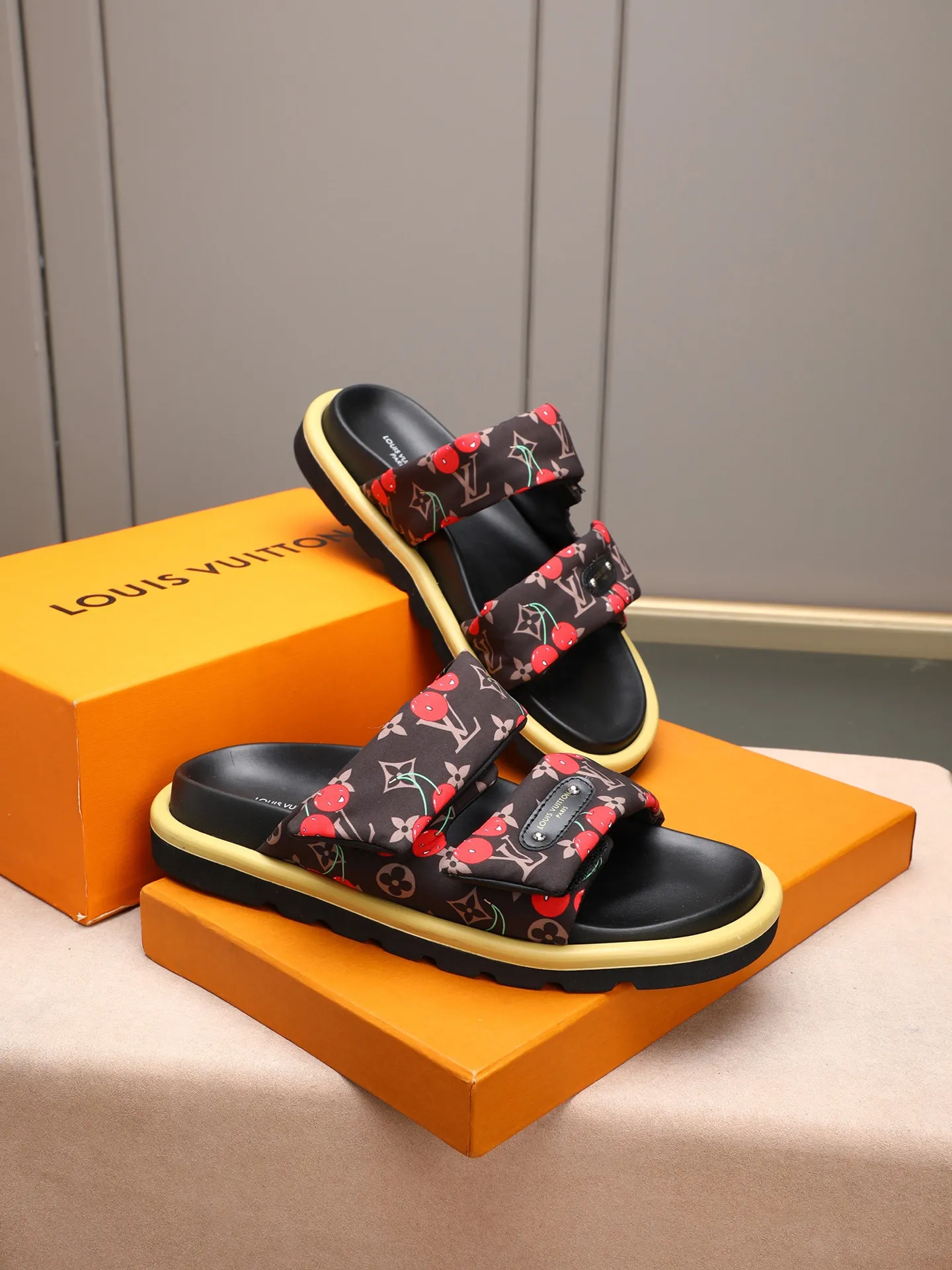 PP360 [LOUIS VUITTON] Louis Vuitton, LV printing, men's and women's slippers are on the market. The drawer box packaging comes with a cloth bag and a card. The upper pattern looks very soft and waxy, and it is a super versatile leg slimming tool. Fabric: imported denim/canvas/old fabric, LV hardware LOGO, official website pattern printing, comfortable to wear, feet: high-elastic PU water table. Sole: foam sole, heel height: about 5cm. Code number: 35-46, 35, 45, 46 are custom-made and non-returnable. Color: multiple colors and styles available.